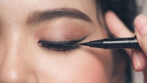 A Complete Buying Guide For The Best Eyeliner For Waterline